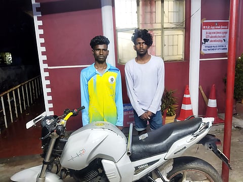 கைதான கஞ்சா வியாபாரிகளை படத்தில் காணலாம்.