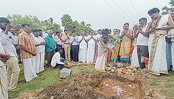 திருமூலநாதர் கோவிலில் திருப்பணிகளை கலெக்டர் செந்தில்ராஜ் தொடங்கி வைத்த காட்சி.