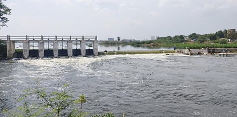 தொடர் மழை காரணமாக வண்டியூர் கண்மாய் நிரம்பி வழியும் காட்சி.