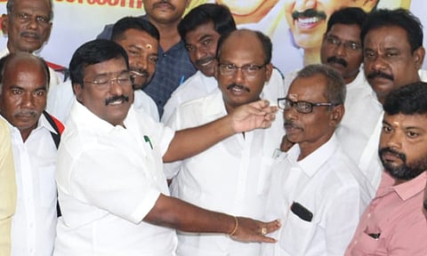 டிரைவர்களுக்கு சிவா எம்.எல்.ஏ. மூக்கு கண்ணாடி வழங்கிய காட்சி.