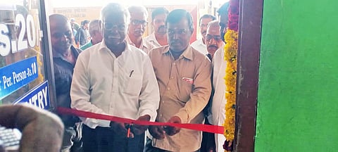 கூடங்குளம் மின்வாரிய ஓய்வு பெற்ற அதிகாரி முத்தையா அறையை திறந்து வைத்தார்.