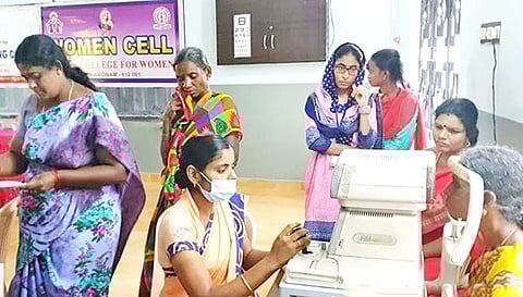 கல்லூரியில் இலவச கண் பரிசோதனை முகாம் நடைபெற்றது.