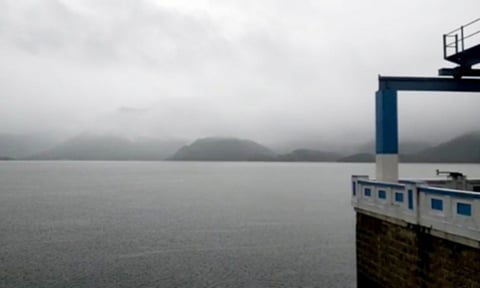 கடல் போல் காட்சி அளிக்கும் ஆழியார் அணை.