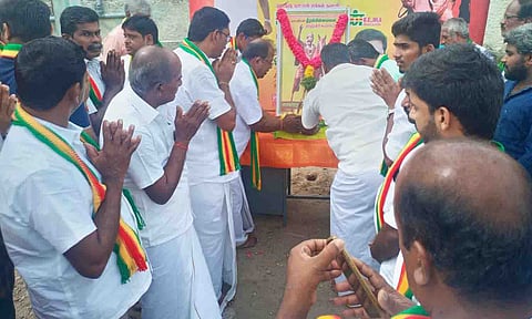 சுதந்திர போராட்ட வீரர் தீரன் சின்னமலைக்கு நினைவஞ்சலி நிகழ்ச்சி நடைபெற்ற காட்சி.