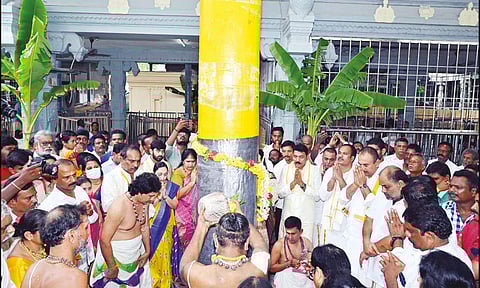 காணிப்பாக்கம் விநாயகர் கோவிலில் புதிய கொடிமரம் பிரதிஷ்டை