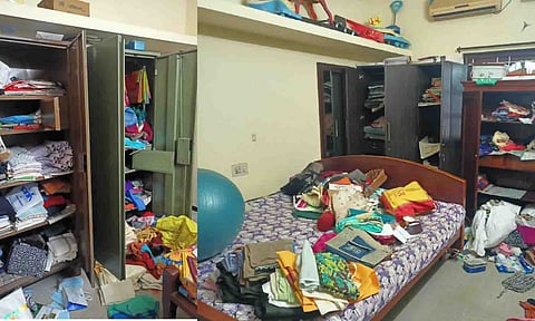 கொள்ளை நடந்த வீட்டில் பொருட்கள் சிதறி கிடக்கும் காட்சி. 