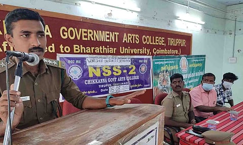 நிகழ்ச்சியில் திருப்பூர் வனச்சரக அலுவலர் சுரேஷ் கிருஷ்ணன் பேசிய காட்சி. 