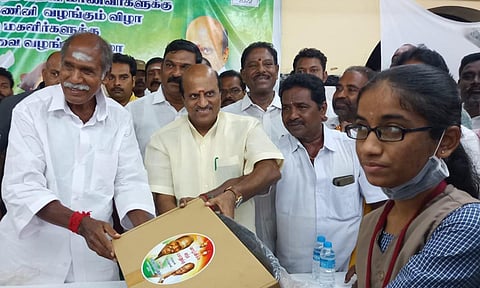 ராஜ்பவன் தொகுதியை சேர்ந்த மாணவ-மாணவிகளுக்கு முதல்-அமைச்சர் ரங்கசாமி லேப்-டாப் வழங்கிய காட்சி.