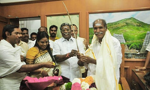 முதல்-அமைச்சர் ரங்கசாமிக்கு வெள்ளி வீரவாளை துணை சபாநாயகர் ராஜவேலு, புதுவை ஓவிய நுண்கலை குழு தலைவர் மாலதி ராஜவேலு ஆகியோர் வழங்கிய காட்சி.