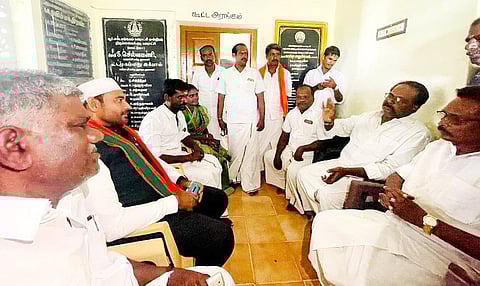 வேலூர் இப்ராஹிம் கட்சி நிர்வாகிகளை சந்தித்த போது எடுத்த படம்.