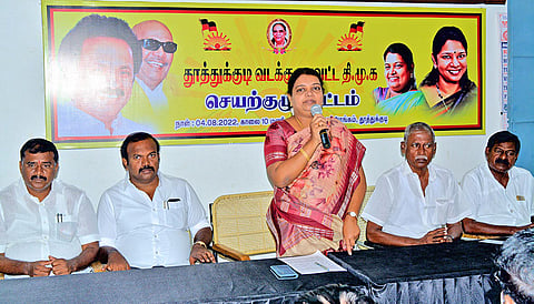 கூட்டத்தில் அமைச்சர் கீதாஜீவன் பேசிய காட்சி. 