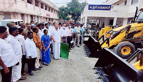 மாநகராட்சியில் அமைச்சர் எம்.ஆர்.கே.பன்னீர்செல்வம் எந்திரங்களை கூடிய சேர்த்து தொடங்கி வைத்தார். அருகில் கலெக்டர் பாலசுப்பிரமணியம், மேயர் சுந்தரி ராஜா, ஆணையாளர் நாவேந்திரன், மாநகர தி.மு.க. செயலாளர் ராஜா உள்ளார்.