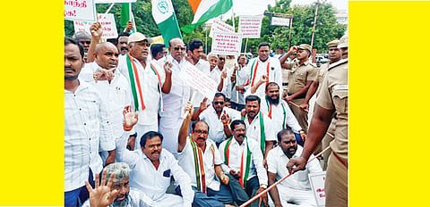 மறியலில் ஈடுபட்டவர்களை படத்தில் காணலாம்.