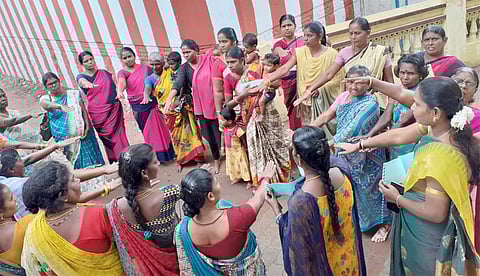 உலக தாய்ப்பால் வார விழாவை முன்னிட்டு பெண்கள் உறுதிமொழி ஏற்ற போது எடுத்த படம்.