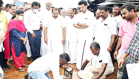 சேமிப்பு கிடங்கில் அமைச்சர்கள் ஆய்வு நடத்தினர்.