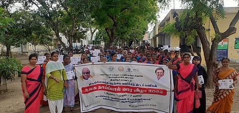 தாய்ப்பால் வார விழா பேரணியில் பங்கேற்றவர்களை படத்தில் காணலாம். 