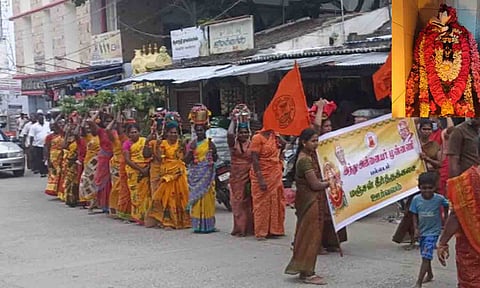 மஞ்சள் தீர்த்த கலசம் எடுத்துவந்த அன்னையர் முன்னணி நிர்வாகிகள். சிறப்பு அலங்காரத்தில் முத்துக்குமார சுவாமி. 