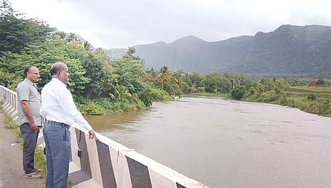 கூடலூர் முல்லைப் பெரியாற்று பகுதியில் உத்தமபாளையம் தாசில்தார் அர்சுணன் பார்வையிட்டார்.