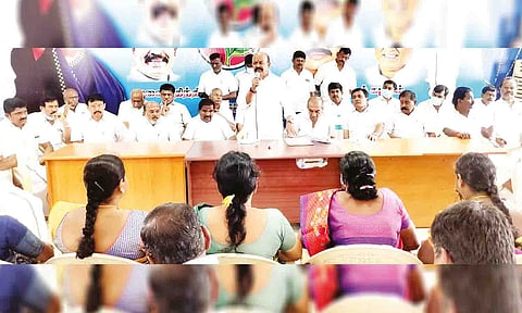 கூட்டத்தில் பொள்ளாச்சி ஜெயராமன் எம்.எல்.ஏ. பேசிய காட்சி.