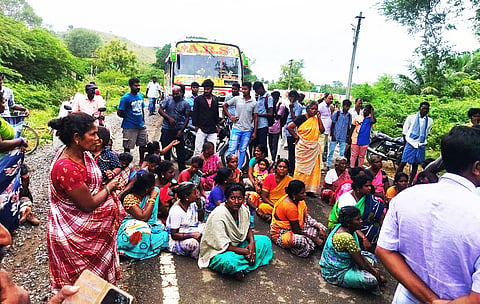 பொதுமக்கள் சாலை மறியல் செய்த காட்சி.
