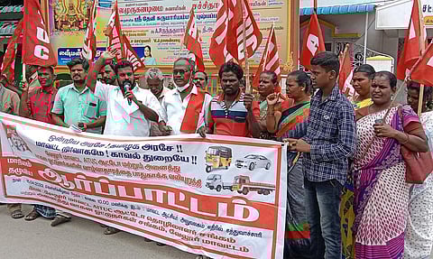 வேலூரில் ஆட்டோ தொழிலாளர்கள் ஆர்ப்பாட்டம் செய்த காட்சி.