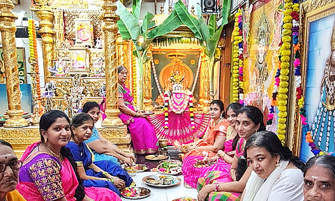 பாலா பீடத்தில் வரலட்சுமி வழிபாடு நடந்த காட்சி.