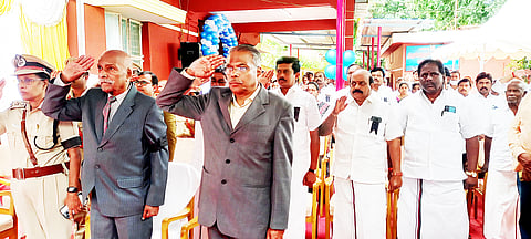 முன்னாள் டிஜிபி தேவாரம் மரியாதை செலுத்திய காட்சி. அருகில் எம்எல்ஏக்கள் தேவராஜ் நல்லதம்பி வில்வநாதன் உள்ளனர்.