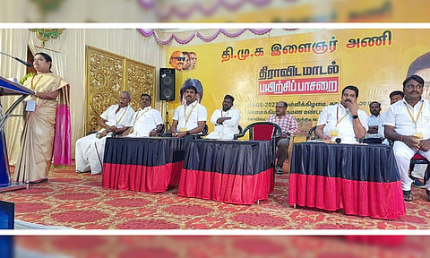கோவில்பட்டியில் நடைபெற்ற திராவிட மாடல் பயிற்சிப் பாசறை நிகழ்ச்சியில் அமைச்சர் கீதாஜீவன் பேசிய காட்சி.