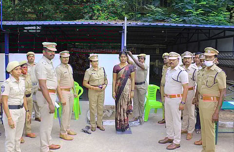 தேர்வில் கலந்து கொள்ள வந்த ஒரு பெண்ணின் உயரம் சரிபார்க்கப்பட்ட காட்சி.