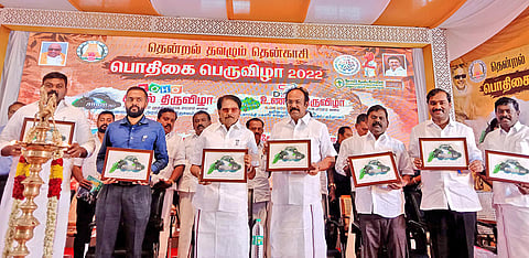 சாரல் திருவிழா லோகோவை அமைச்சர்கள் கே.கே.எஸ்.எஸ்.ஆர். ராமச்சந்திரன், தங்கம்தென்னரசு ஆகிேயார் வெளியிட்ட காட்சி. அருகில் கலெக்டர் ஆகாஷ் மற்றும் பலர் உள்ளனர்.