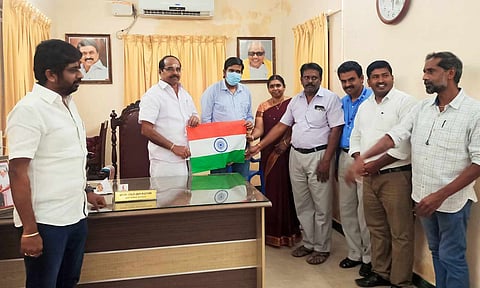 18 ஆயிரம் வீடுகளுக்கு இலவசமாக தேசிய கொடி