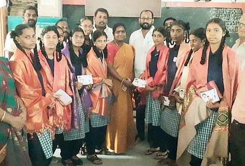 மாணவிகளுக்கு நகராட்சி தலைவர் பாராட்டு