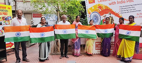 மதுரை தலைமை தபால் நிலையத்தில் தேசிய கொடிகள் விற்பனை தொடங்கியது.