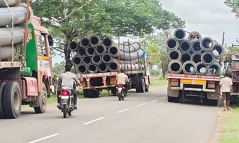 லாரிகளில் இருந்த ராட்சத குழாய்கள்.