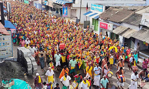 ஏராளமான பெண்கள் பால் குடம் எடுத்து ஊர்வலம்