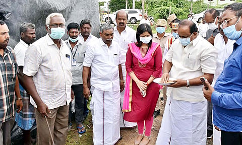 நெல் கொள்முதல் நிலையத்தை அமைச்சர் சக்கரபாணி பார்வையிட்டடு ஆய்வு செய்தார்.