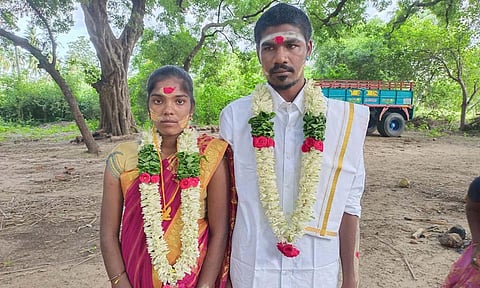 போலீஸ் நிலையத்தில் தஞ்சம் அடைந்த காதல்ஜோடிைய படத்தில் காணலாம்.