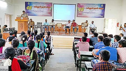 விழிப்புணர்வு கருத்தரங்கில் கலந்து கொண்டவர்களை படத்தில் காணலாம்.