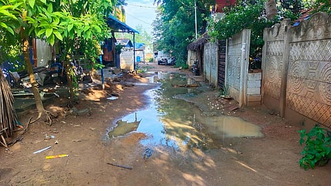 குண்டும், குழியுமான சாலையை சீரமைக்க பொதுமக்கள் கோரிக்கை