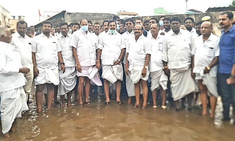 வெள்ளம் பாதித்த பகுதிகளை எடப்பாடி பழனிசாமி பார்வையிட்டார்