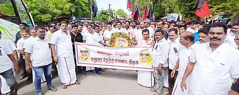 கருணாநிதி நினைவு நாளை முன்னிட்டு தெற்கு மாவட்ட செயலாளர் மணிமாறன் தலைமையில் மவுன ஊர்வலம் நடந்தது.