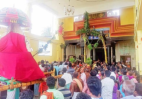 அலங்கரிக்கப்பட்ட சப்பரத்தில் அய்யா நாராயணசாமி பவனி வந்த காட்சி.