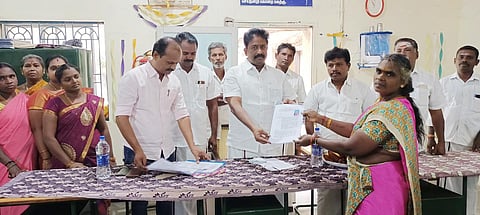 பயனாளிகளுக்கு வீடு கட்டுவதற்காக அனுமதி கடிதத்தை தங்கபாண்டியன் எம்.எல்.ஏ. வழங்கினார்.