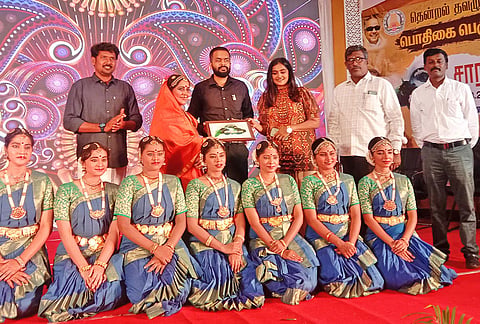 சாரல் திருவிழாவில் சிறப்பு விருந்தினராக கலந்து கொண்ட நடிகை ரம்யா நம்பீசனுக்கு கலெக்டர் ஆகாஷ் நினைவு பரிசு வழங்கிய போது எடுத்தபடம்.