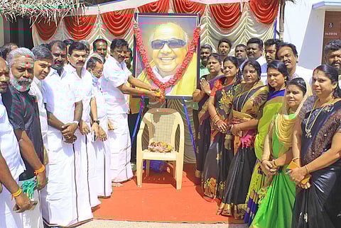 நெல்லை வண்ணார்பேட்டை அலுவலகத்தில் அலங்கரித்து வைக்கப்பட்டிருந்த கருணாநிதியின் உருவப்படத்திற்கு மத்திய மாவட்ட செயலாளர் அப்துல் வகாப் எம்.எல்.ஏ. மாலை அணிவித்தார்.