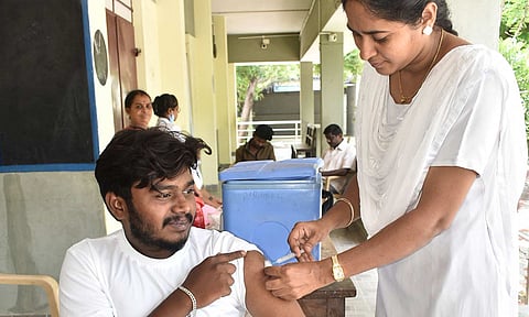 1,597 மையங்களில் கொரோனா தடுப்பூசி முகாம் தொடங்கியது