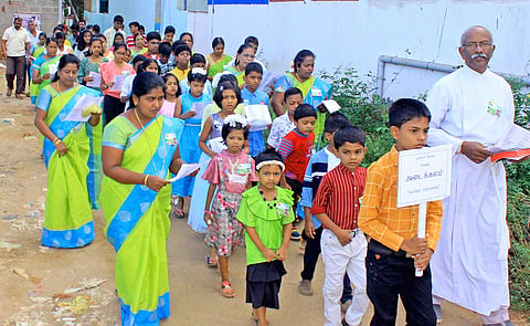 சேவியர்காலனி தூய பேதுரு ஆலயம் சார்பில் குழந்தைகளின் சிறப்பு பவனி நடைபெற்றது.
