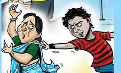 திருச்சி அருகே ஓடும் பஸ்சில் பெண்ணிடம் நகை கொள்ளை