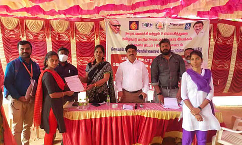 தேர்வு செய்யப்பட்ட இளைஞர்களுக்கு சான்றிதழ் வழங்கப்பட்ட காட்சி.