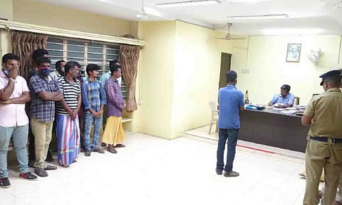 கைதானவர்கள் உறுதிமொழி ஏற்ற காட்சி.